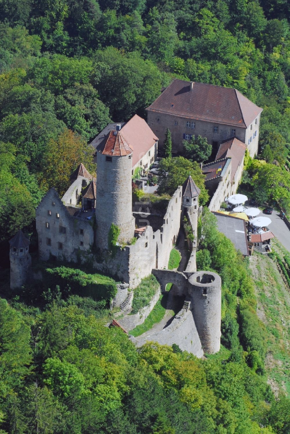 Neckarzimmern aus der Vogelperspektive: Ruine und Mauerreste der ehemaligen Burganlage der Veste Burg Hornberg in Neckarzimmern im Bundesland Baden-Württemberg, Deutschland