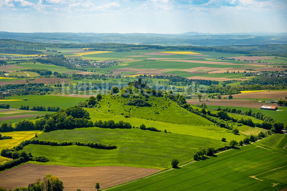 Luftaufnahme Warburg - Ruine und Mauerreste der ehemaligen Burganlage der Veste Burgruine Desenberg in Warburg im Bundesland Nordrhein-Westfalen, Deutschland