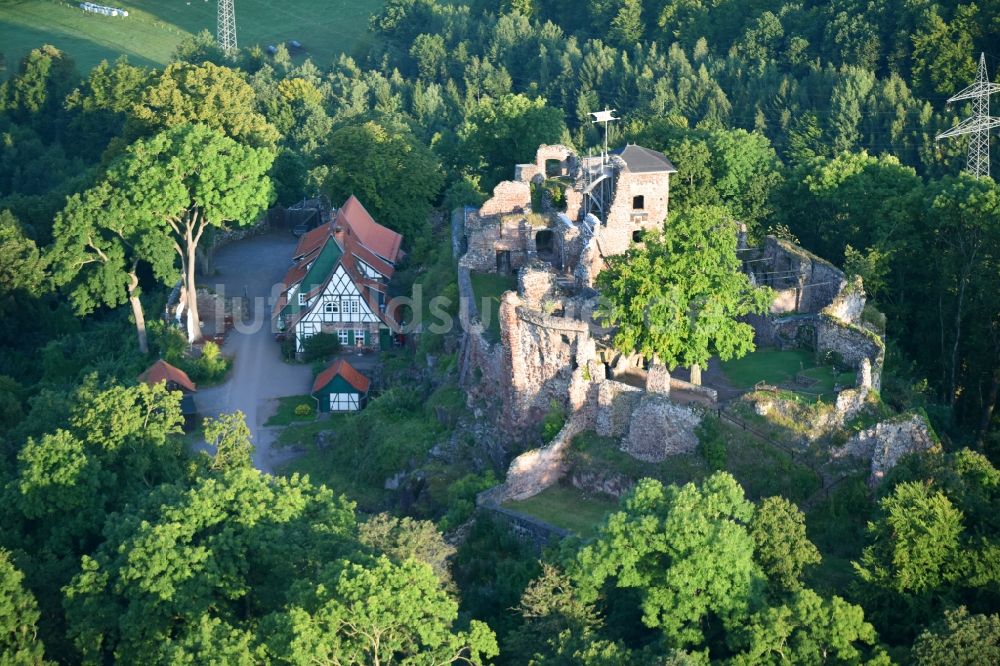 Neustadt/Harz von oben - Ruine und Mauerreste der ehemaligen Burganlage der Veste Burgruine Hohnstein an der Burgstraße in Neustadt/Harz im Bundesland Thüringen, Deutschland