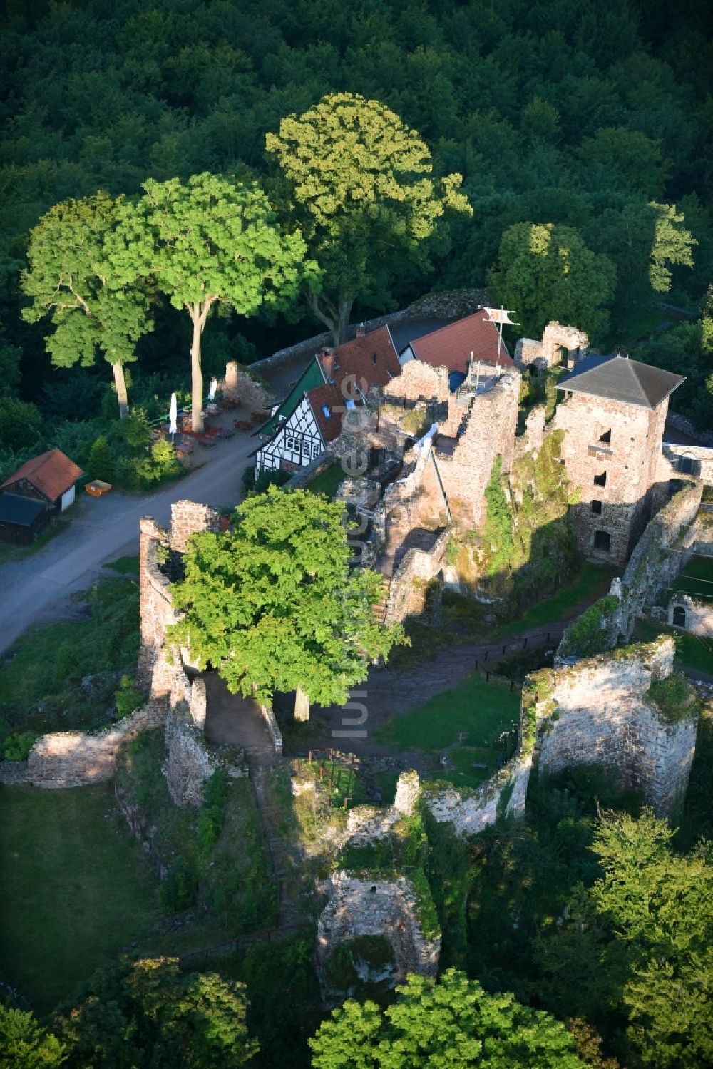 Neustadt/Harz aus der Vogelperspektive: Ruine und Mauerreste der ehemaligen Burganlage der Veste Burgruine Hohnstein an der Burgstraße in Neustadt/Harz im Bundesland Thüringen, Deutschland