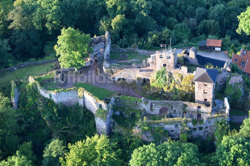 Luftaufnahme Neustadt/Harz - Ruine und Mauerreste der ehemaligen Burganlage der Veste Burgruine Hohnstein an der Burgstraße in Neustadt/Harz im Bundesland Thüringen, Deutschland