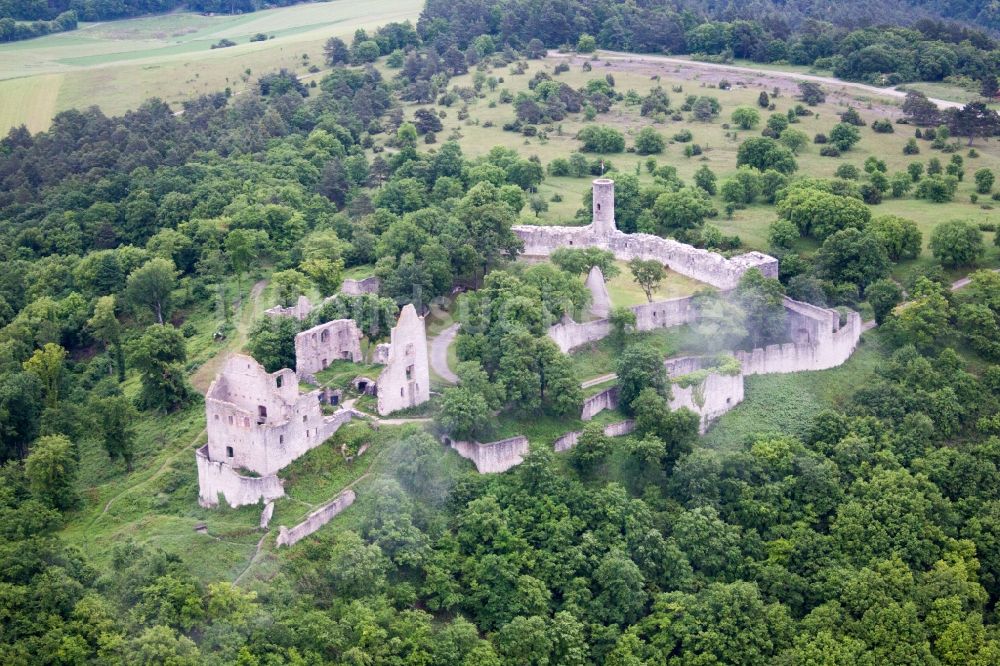 Gössenheim von oben - Ruine und Mauerreste der ehemaligen Burganlage der Veste Burgruine Homburg bei Gössenheim in Gössenheim im Bundesland Bayern, Deutschland