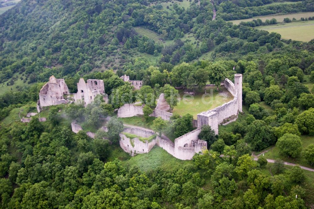 Gössenheim aus der Vogelperspektive: Ruine und Mauerreste der ehemaligen Burganlage der Veste Burgruine Homburg bei Gössenheim in Gössenheim im Bundesland Bayern, Deutschland