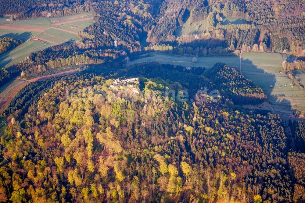 Vorderweidenthal von oben - Ruine und Mauerreste der ehemaligen Burganlage der Veste Burgruine Lindelbrunn im Herbstlaub in Vorderweidenthal im Bundesland Rheinland-Pfalz, Deutschland