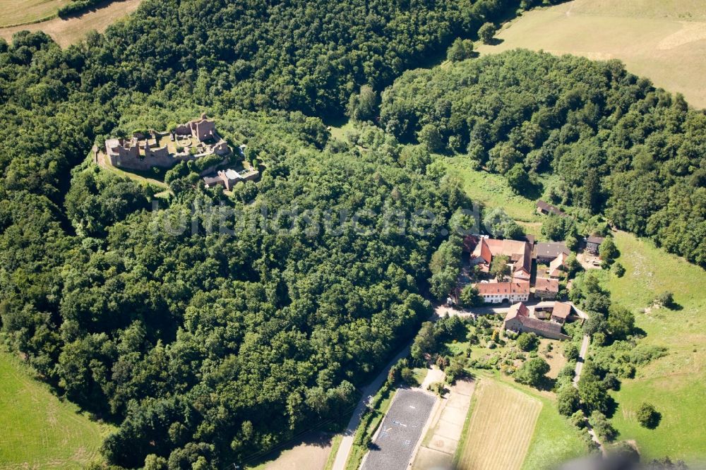 Duchroth von oben - Ruine und Mauerreste der ehemaligen Burganlage der Veste Burgruine Montfort in Duchroth im Bundesland Rheinland-Pfalz