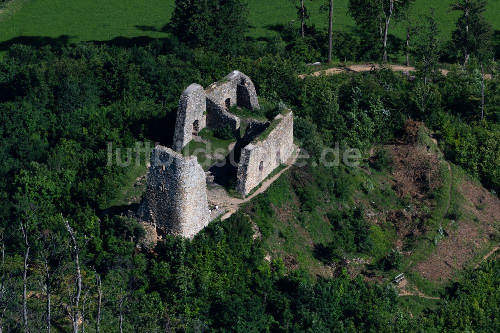 Ebringen aus der Vogelperspektive: Ruine und Mauerreste der ehemaligen Burganlage der Veste Burgruine Schneeburg im Ortsteil Sankt Georgen in Ebringen im Bundesland Baden-Württemberg, Deutschland