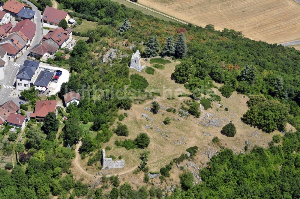 Luftaufnahme Chaumont - Ruine und Mauerreste der ehemaligen Burganlage der Veste in Chaumont in Frankreich