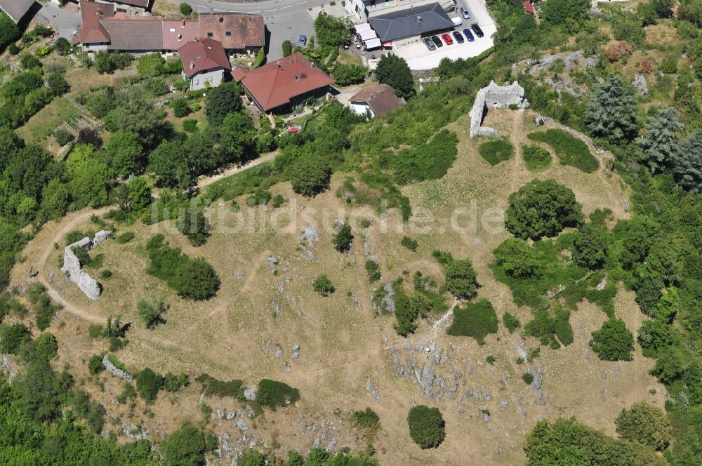 Chaumont aus der Vogelperspektive: Ruine und Mauerreste der ehemaligen Burganlage der Veste in Chaumont in Frankreich