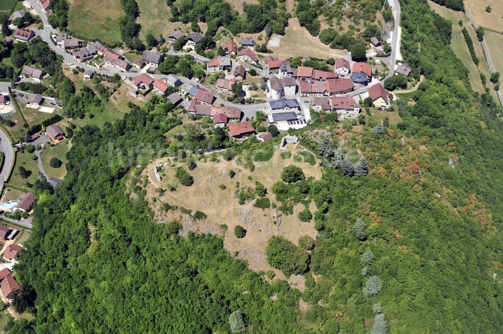 Luftbild Chaumont - Ruine und Mauerreste der ehemaligen Burganlage der Veste in Chaumont in Frankreich