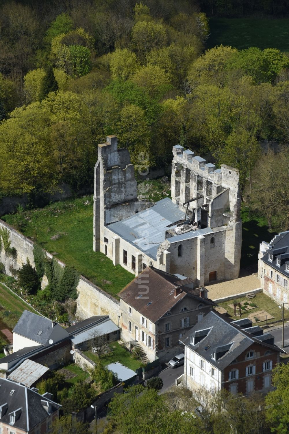 Luftaufnahme Clermont - Ruine und Mauerreste der ehemaligen Burganlage der Veste in Clermont in Nord-Pas-de-Calais Picardie, Frankreich