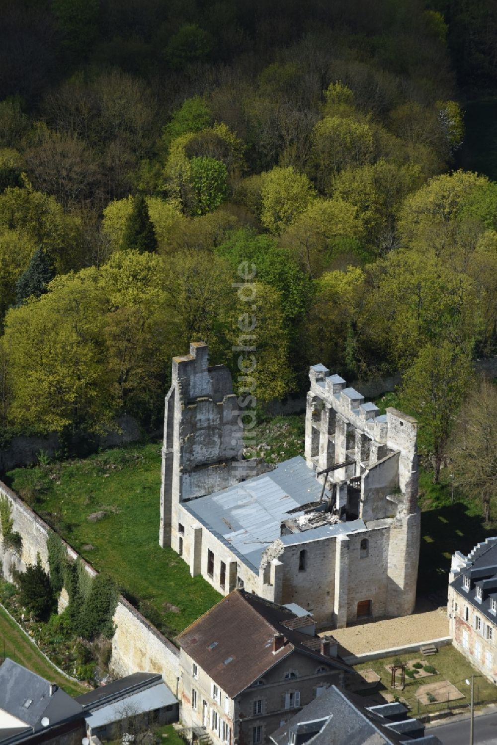 Clermont von oben - Ruine und Mauerreste der ehemaligen Burganlage der Veste in Clermont in Nord-Pas-de-Calais Picardie, Frankreich