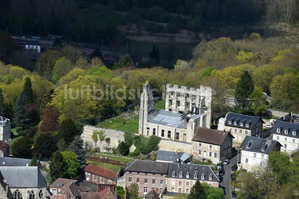 Clermont aus der Vogelperspektive: Ruine und Mauerreste der ehemaligen Burganlage der Veste in Clermont in Nord-Pas-de-Calais Picardie, Frankreich