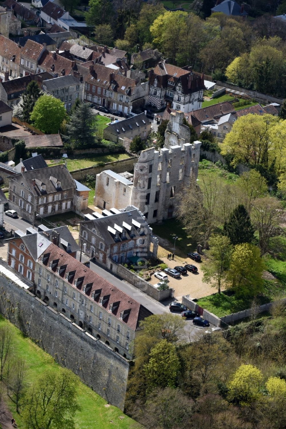 Clermont von oben - Ruine und Mauerreste der ehemaligen Burganlage der Veste in Clermont in Nord-Pas-de-Calais Picardie, Frankreich