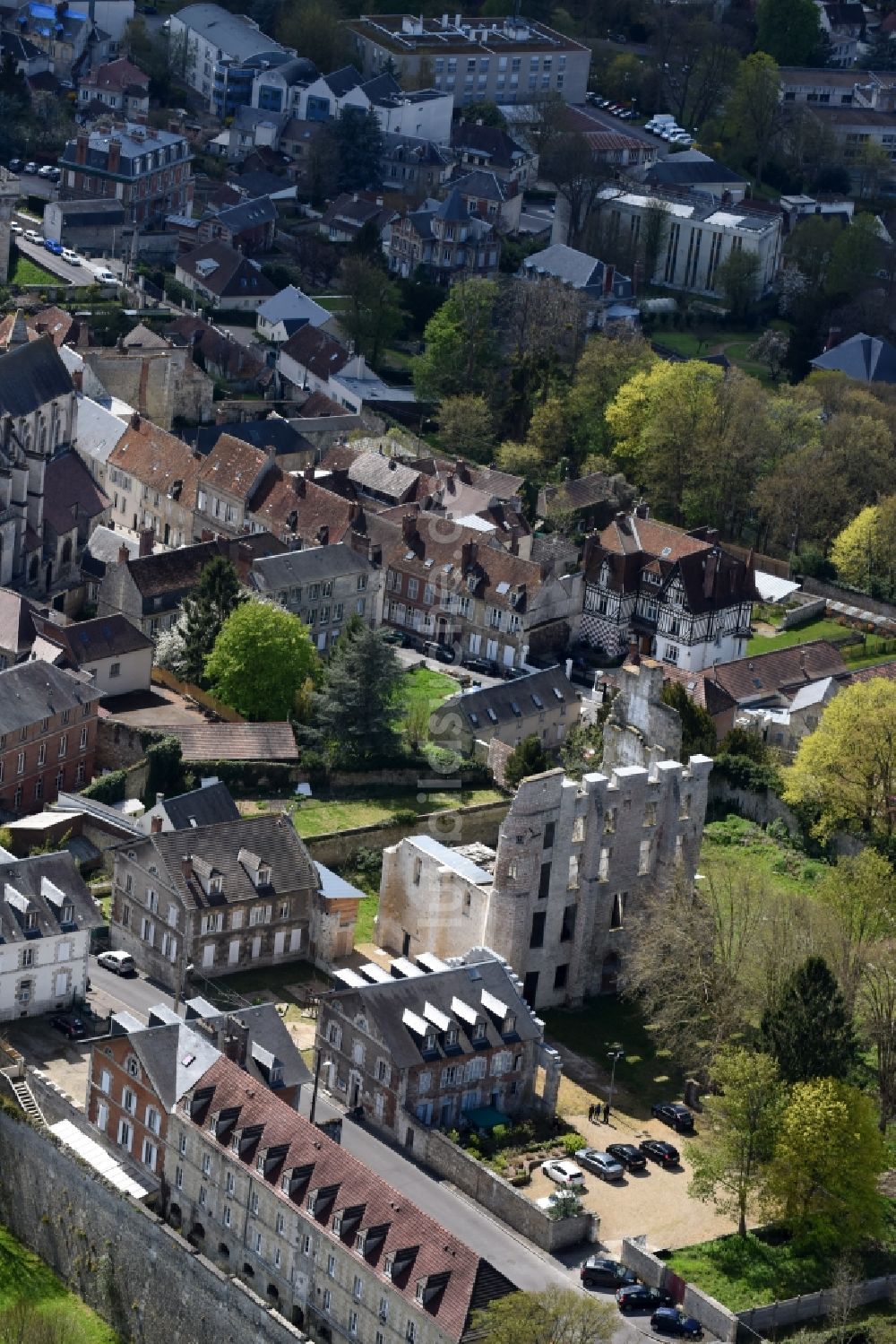 Clermont aus der Vogelperspektive: Ruine und Mauerreste der ehemaligen Burganlage der Veste in Clermont in Nord-Pas-de-Calais Picardie, Frankreich