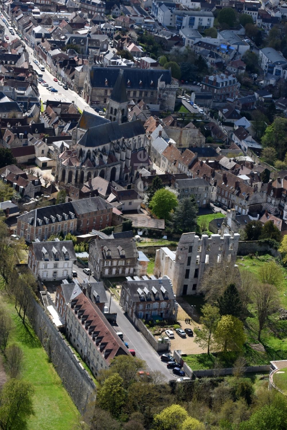 Luftaufnahme Clermont - Ruine und Mauerreste der ehemaligen Burganlage der Veste in Clermont in Nord-Pas-de-Calais Picardie, Frankreich