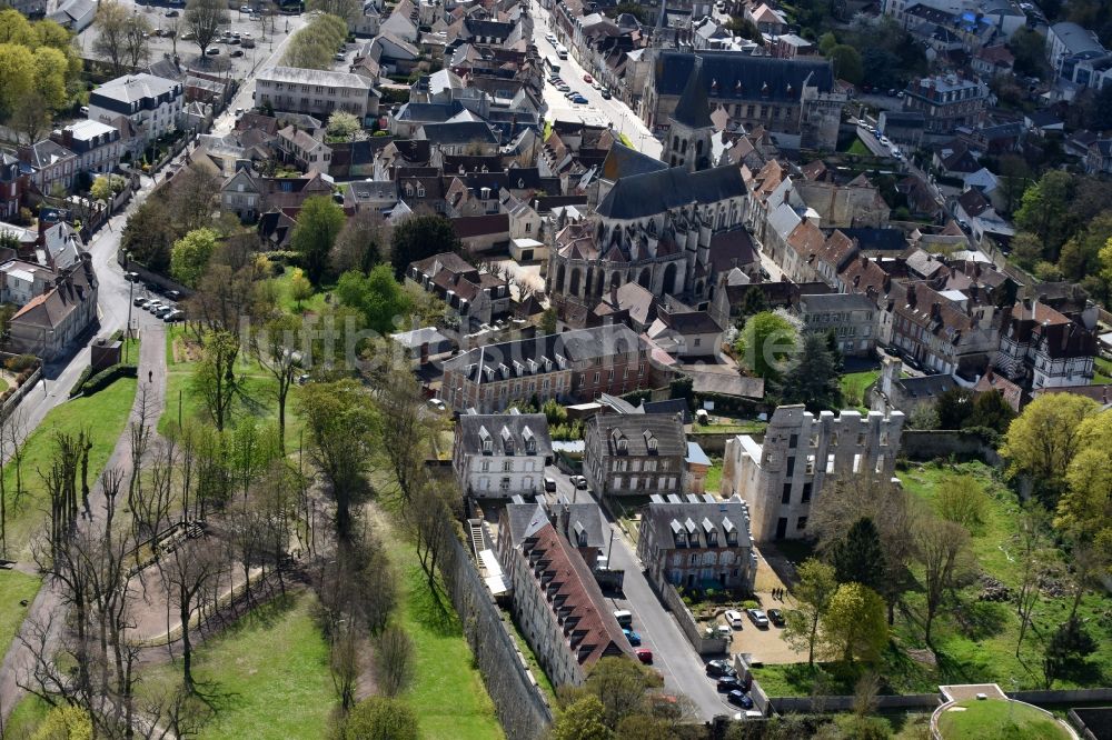 Clermont von oben - Ruine und Mauerreste der ehemaligen Burganlage der Veste in Clermont in Nord-Pas-de-Calais Picardie, Frankreich