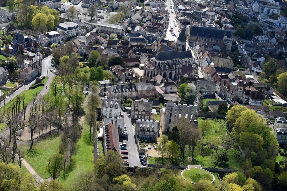 Clermont aus der Vogelperspektive: Ruine und Mauerreste der ehemaligen Burganlage der Veste in Clermont in Nord-Pas-de-Calais Picardie, Frankreich