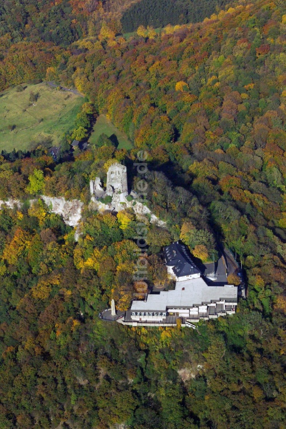 Königswinter aus der Vogelperspektive: Ruine und Mauerreste der ehemaligen Burganlage der Veste Drachenfels in Königswinter im Bundesland Nordrhein-Westfalen, Deutschland