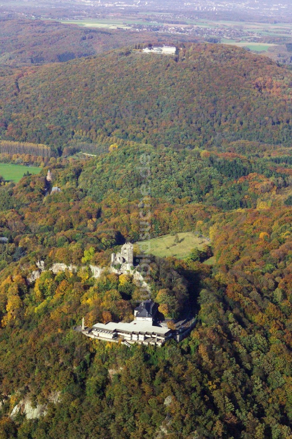 Luftaufnahme Königswinter - Ruine und Mauerreste der ehemaligen Burganlage der Veste Drachenfels in Königswinter im Bundesland Nordrhein-Westfalen, Deutschland