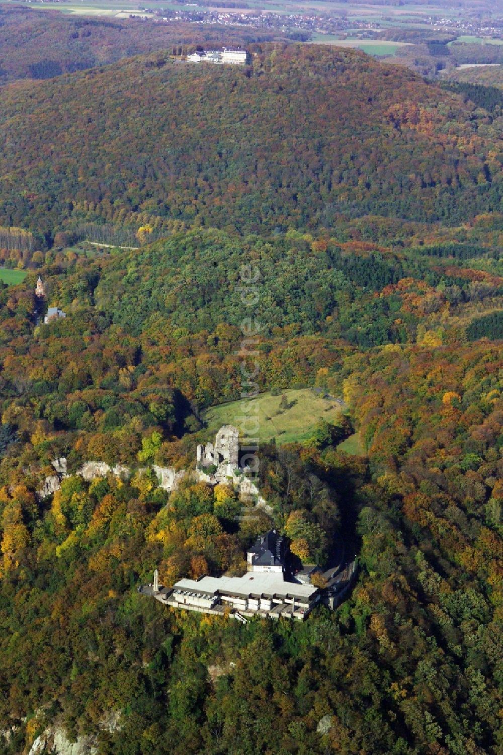 Königswinter von oben - Ruine und Mauerreste der ehemaligen Burganlage der Veste Drachenfels in Königswinter im Bundesland Nordrhein-Westfalen, Deutschland