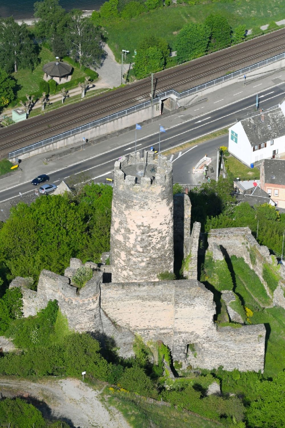 Luftaufnahme Oberdiebach - Ruine und Mauerreste der ehemaligen Burganlage der Veste Fürstenberg in Oberdiebach im Bundesland Rheinland-Pfalz, Deutschland