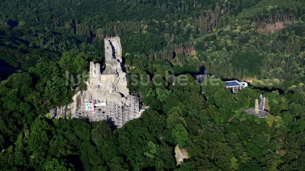 Luftbild Königswinter - Ruine und Mauerreste der ehemaligen Burganlage der Veste mit Gerüsten zur Sanierung und dem Restaurant Drachenfels am Drachenfels in Königswinter im Bundesland Nordrhein-Westfalen, Deutschland