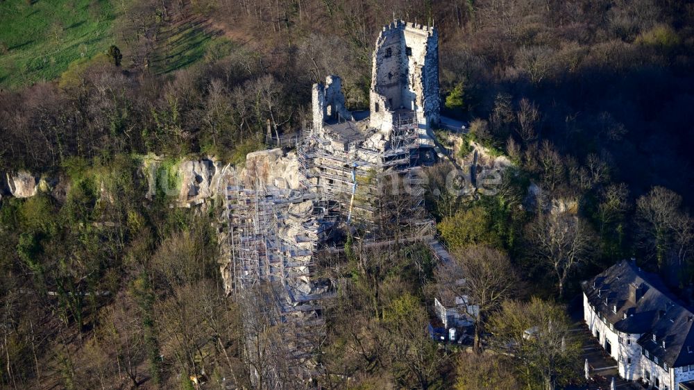 Königswinter aus der Vogelperspektive: Ruine und Mauerreste der ehemaligen Burganlage der Veste mit Gerüsten zur Sanierung und dem Restaurant Drachenfels am Drachenfels in Königswinter im Bundesland Nordrhein-Westfalen, Deutschland