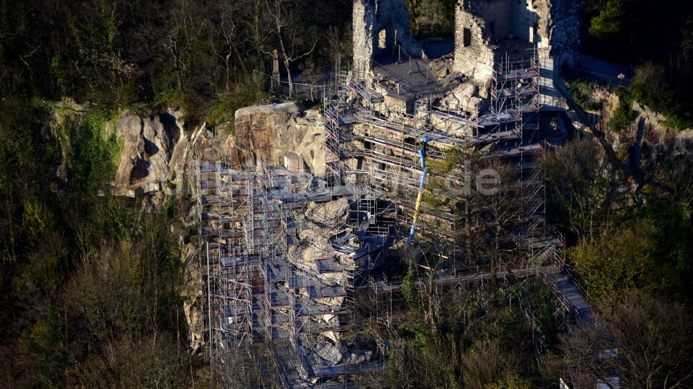 Luftbild Königswinter - Ruine und Mauerreste der ehemaligen Burganlage der Veste mit Gerüsten zur Sanierung und dem Restaurant Drachenfels am Drachenfels in Königswinter im Bundesland Nordrhein-Westfalen, Deutschland