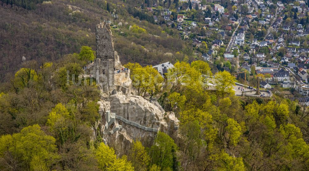 Königswinter von oben - Ruine und Mauerreste der ehemaligen Burganlage der Veste mit Gerüsten zur Sanierung und dem Restaurant Drachenfels am Drachenfels in Königswinter im Bundesland Nordrhein-Westfalen, Deutschland