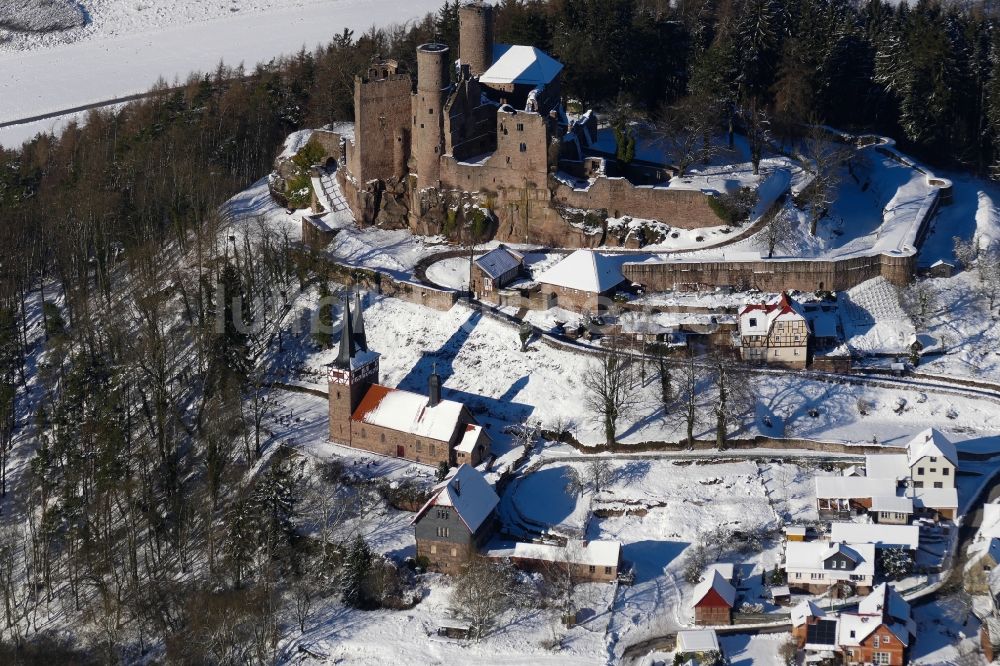 Luftaufnahme Bornhagen - Ruine und Mauerreste der ehemaligen Burganlage der Veste Hanstein im Winter im Ortsteil Rimbach in Bornhagen im Bundesland Thüringen