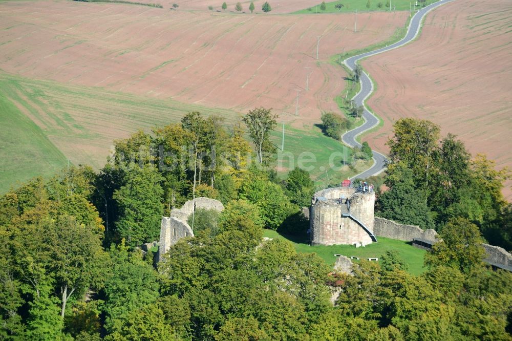 Luftbild Henneberg - Ruine und Mauerreste der ehemaligen Burganlage der Veste in Henneberg im Bundesland Thüringen