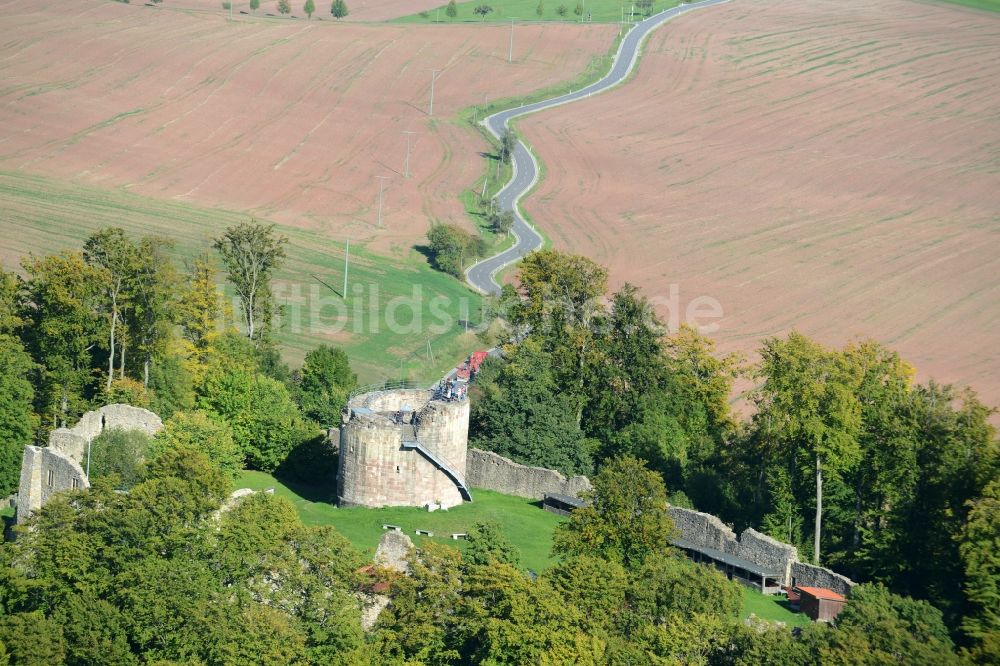 Luftaufnahme Henneberg - Ruine und Mauerreste der ehemaligen Burganlage der Veste in Henneberg im Bundesland Thüringen