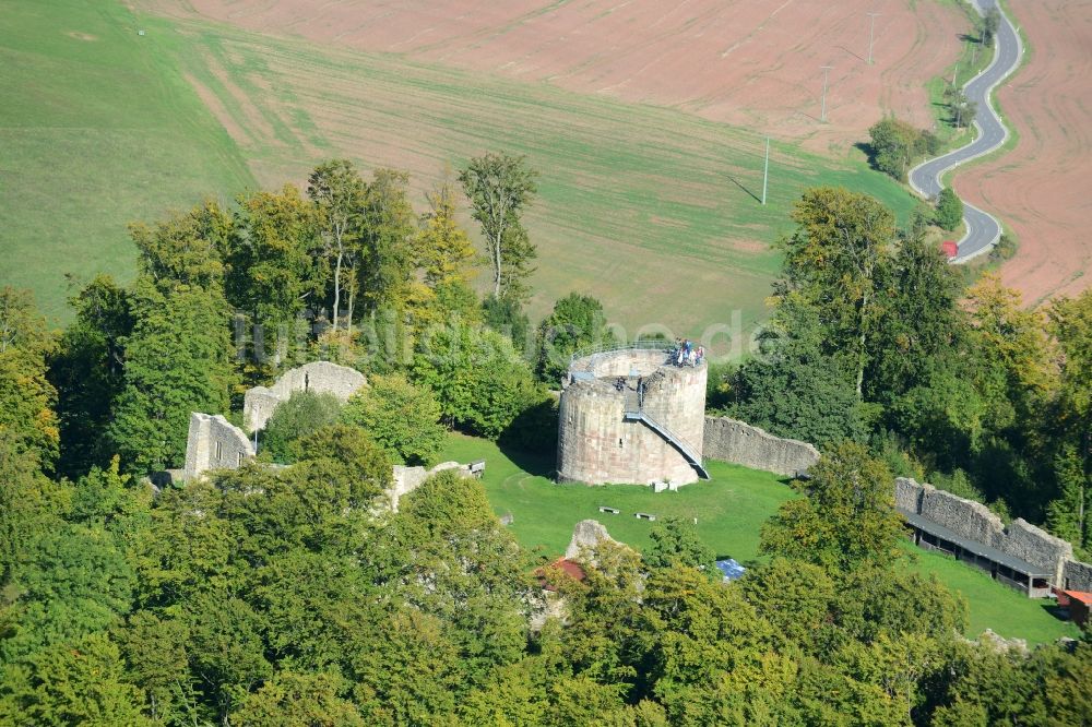 Henneberg von oben - Ruine und Mauerreste der ehemaligen Burganlage der Veste in Henneberg im Bundesland Thüringen