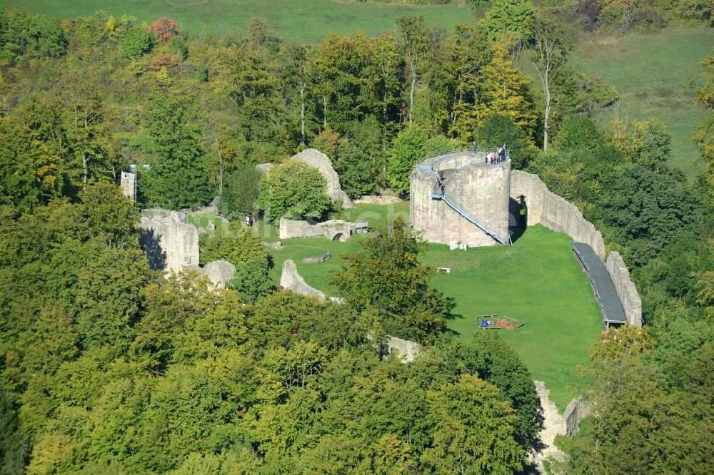 Henneberg aus der Vogelperspektive: Ruine und Mauerreste der ehemaligen Burganlage der Veste in Henneberg im Bundesland Thüringen