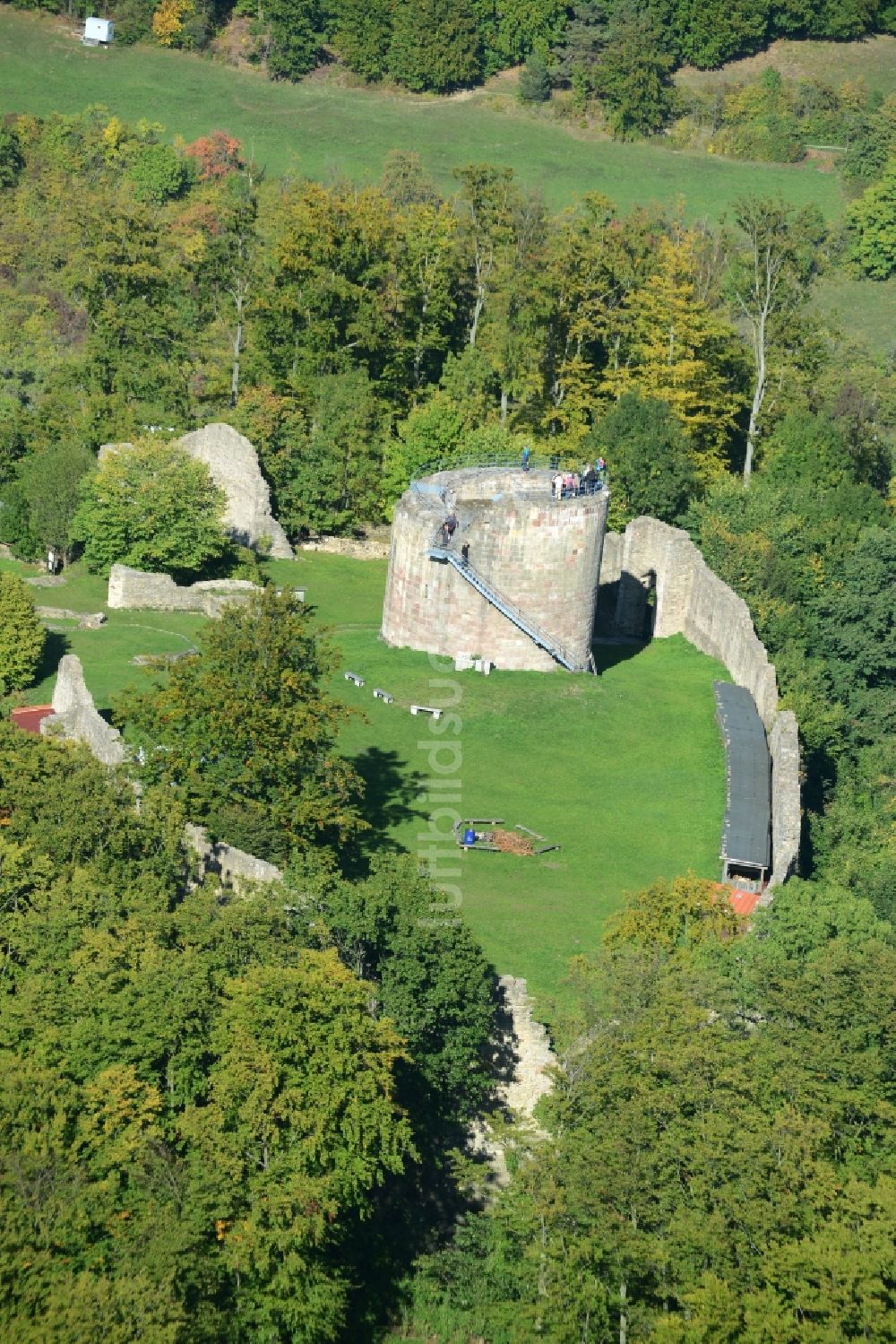 Luftbild Henneberg - Ruine und Mauerreste der ehemaligen Burganlage der Veste in Henneberg im Bundesland Thüringen