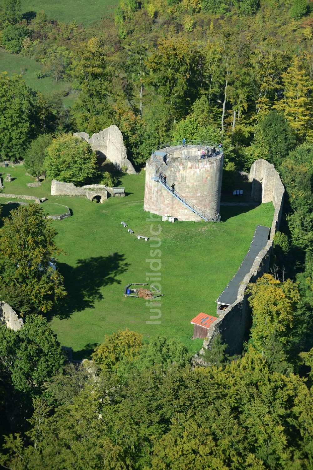 Henneberg aus der Vogelperspektive: Ruine und Mauerreste der ehemaligen Burganlage der Veste in Henneberg im Bundesland Thüringen