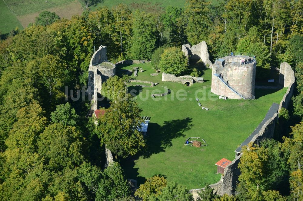 Luftbild Henneberg - Ruine und Mauerreste der ehemaligen Burganlage der Veste in Henneberg im Bundesland Thüringen