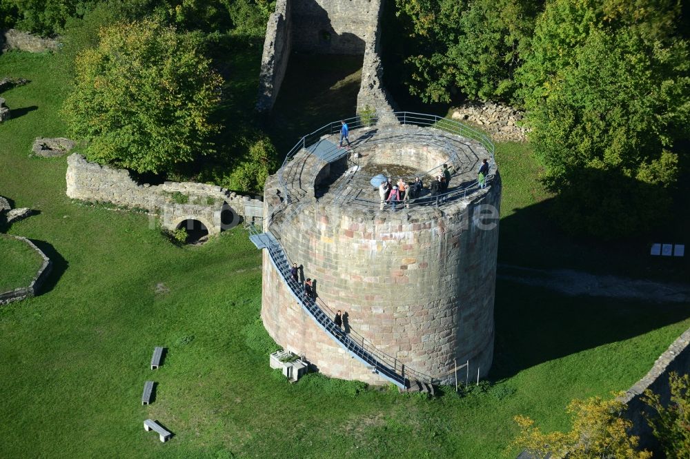 Luftaufnahme Henneberg - Ruine und Mauerreste der ehemaligen Burganlage der Veste in Henneberg im Bundesland Thüringen