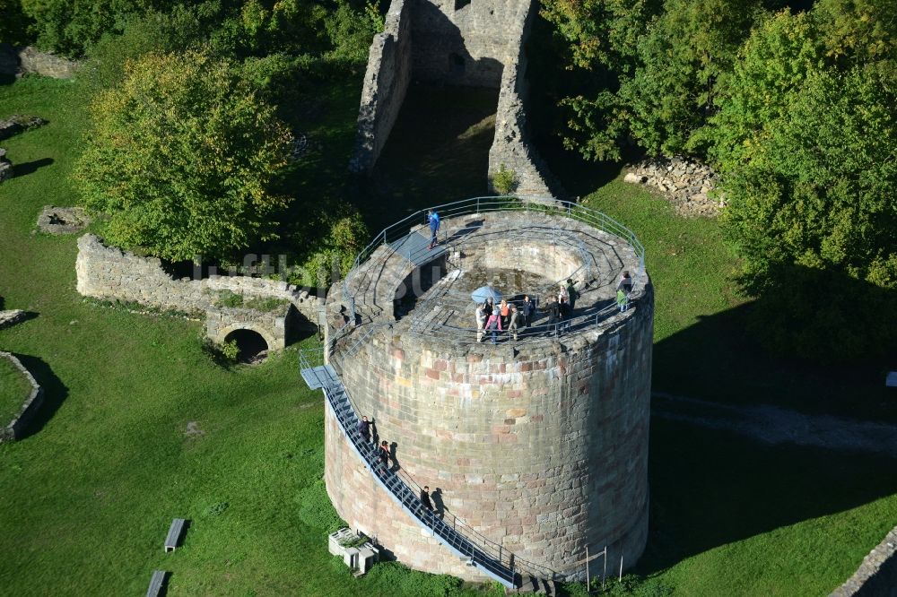 Henneberg von oben - Ruine und Mauerreste der ehemaligen Burganlage der Veste in Henneberg im Bundesland Thüringen