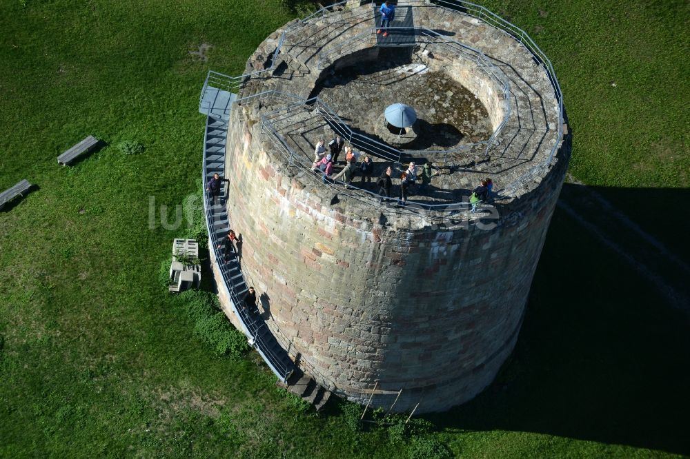 Henneberg aus der Vogelperspektive: Ruine und Mauerreste der ehemaligen Burganlage der Veste in Henneberg im Bundesland Thüringen