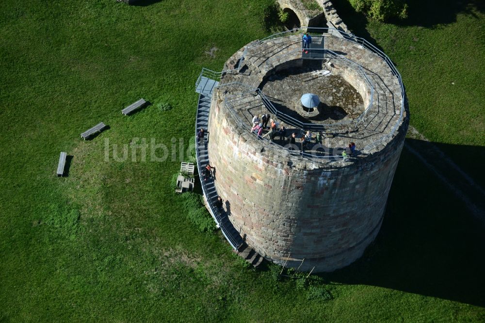 Luftbild Henneberg - Ruine und Mauerreste der ehemaligen Burganlage der Veste in Henneberg im Bundesland Thüringen