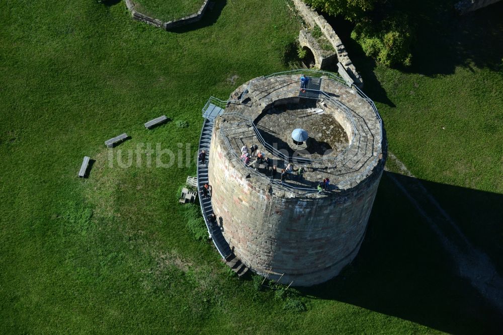 Luftbild Henneberg - Ruine und Mauerreste der ehemaligen Burganlage der Veste in Henneberg im Bundesland Thüringen