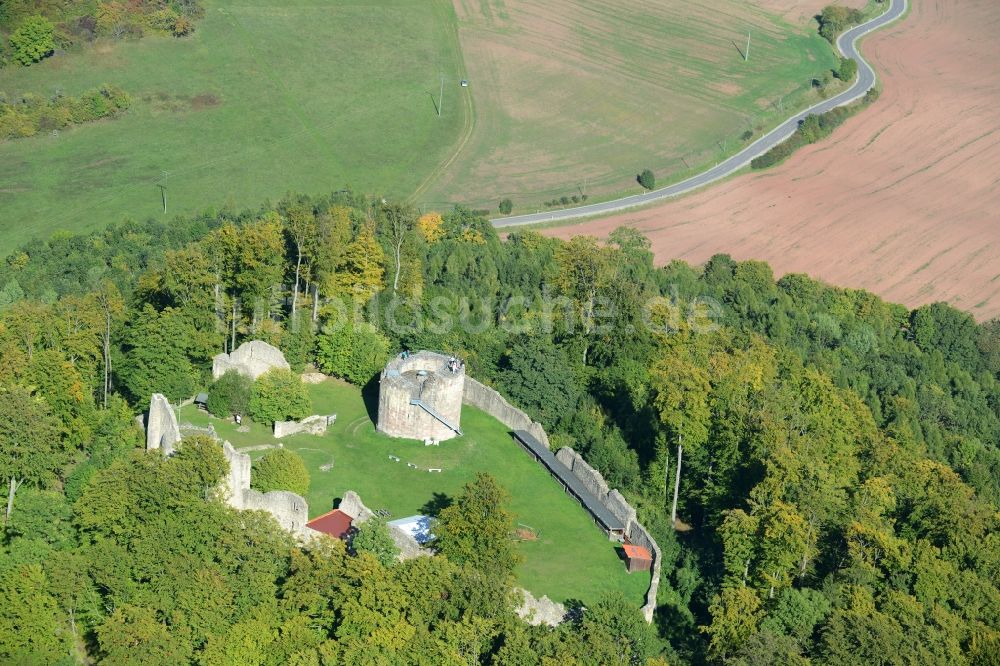 Luftaufnahme Henneberg - Ruine und Mauerreste der ehemaligen Burganlage der Veste in Henneberg im Bundesland Thüringen