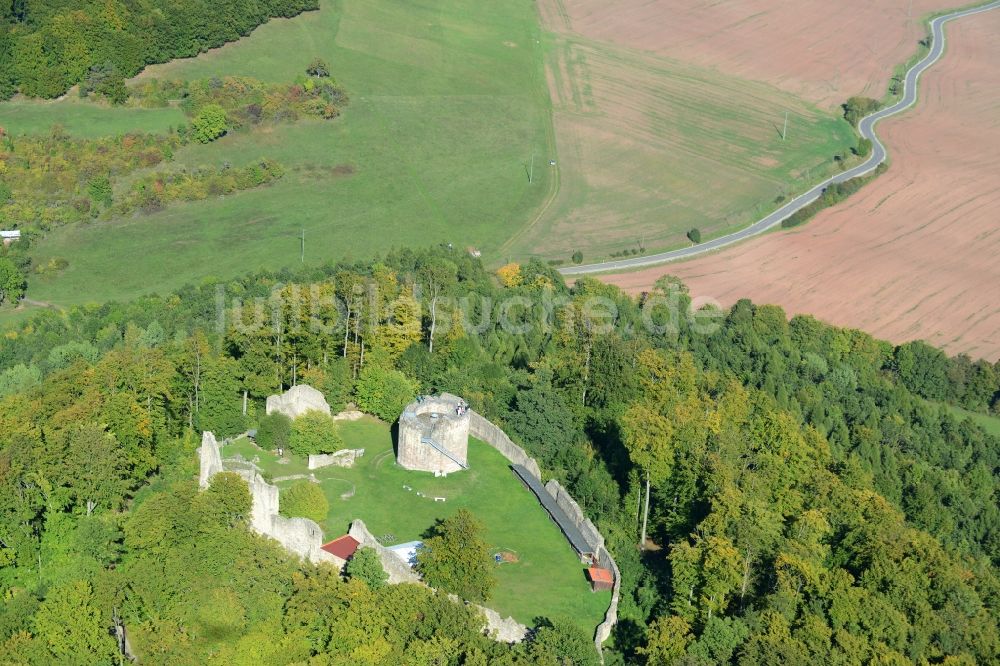 Henneberg von oben - Ruine und Mauerreste der ehemaligen Burganlage der Veste in Henneberg im Bundesland Thüringen