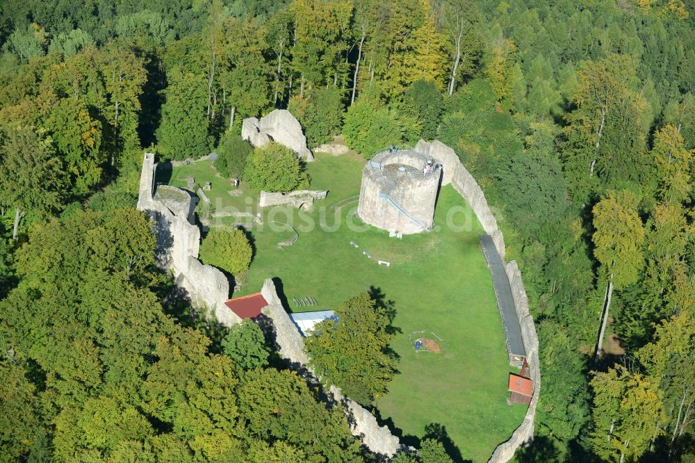 Henneberg aus der Vogelperspektive: Ruine und Mauerreste der ehemaligen Burganlage der Veste in Henneberg im Bundesland Thüringen