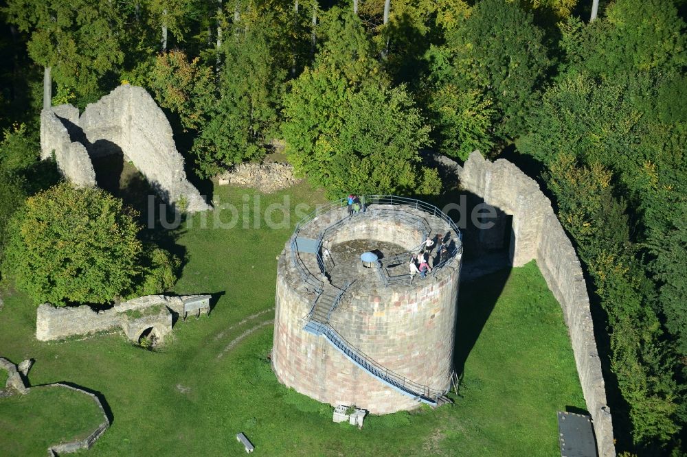 Luftbild Henneberg - Ruine und Mauerreste der ehemaligen Burganlage der Veste in Henneberg im Bundesland Thüringen