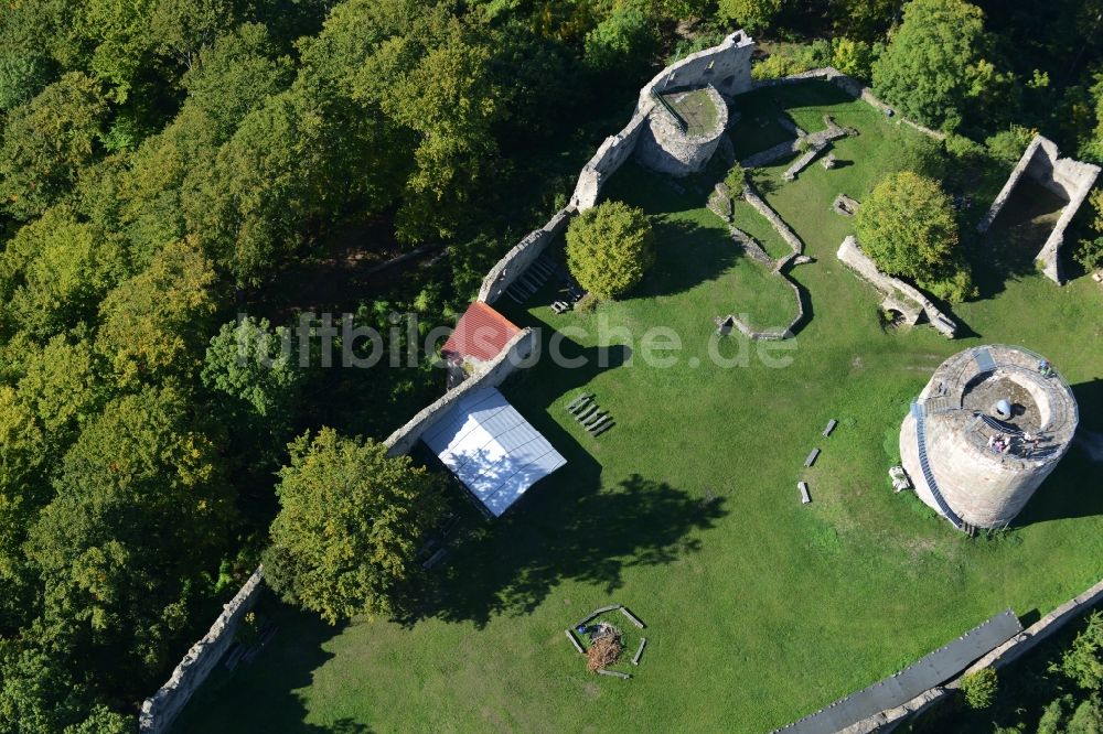 Luftaufnahme Henneberg - Ruine und Mauerreste der ehemaligen Burganlage der Veste in Henneberg im Bundesland Thüringen