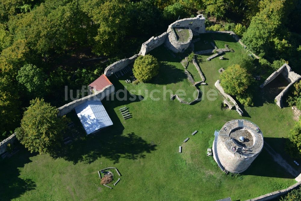 Henneberg von oben - Ruine und Mauerreste der ehemaligen Burganlage der Veste in Henneberg im Bundesland Thüringen