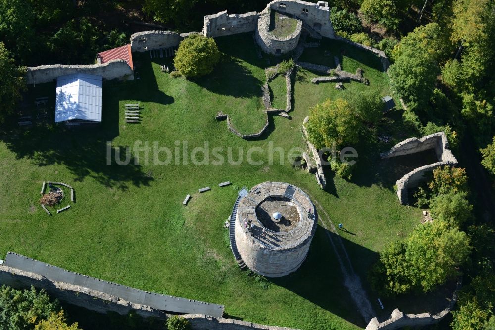 Henneberg aus der Vogelperspektive: Ruine und Mauerreste der ehemaligen Burganlage der Veste in Henneberg im Bundesland Thüringen