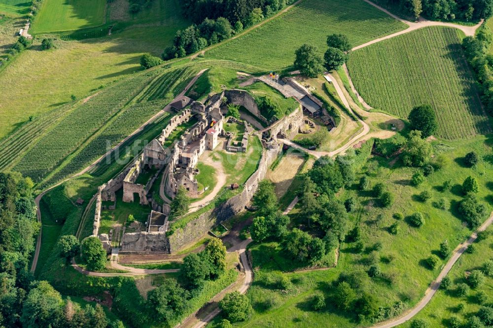 Luftbild Emmendingen - Ruine und Mauerreste der ehemaligen Burganlage der Veste der Hochburg in Emmendingen im Bundesland Baden-Württemberg, Deutschland